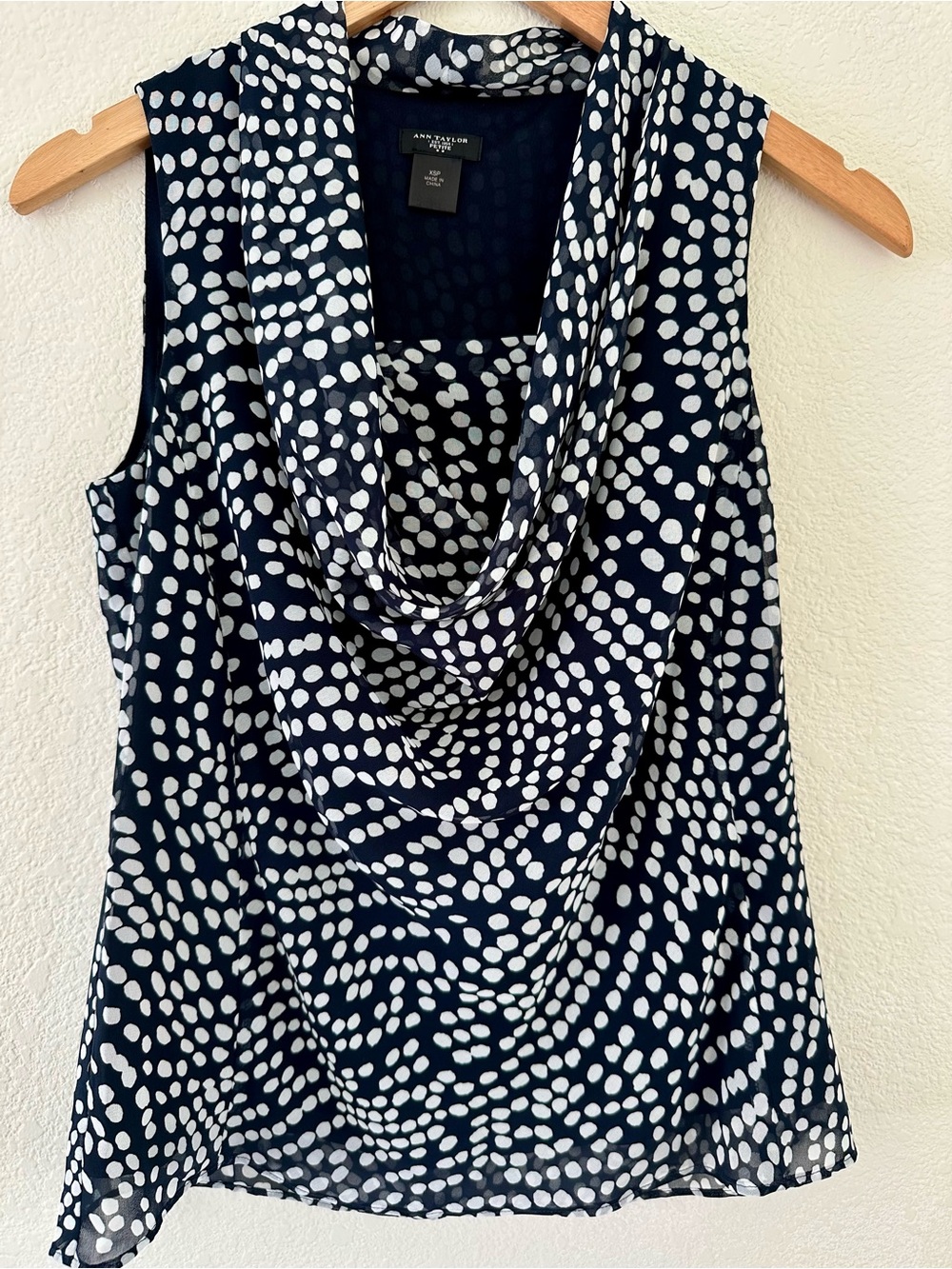 Ann Taylor Petite XS Navy White Polka Dot Cowl Neck Sleeveless Blouse EUC